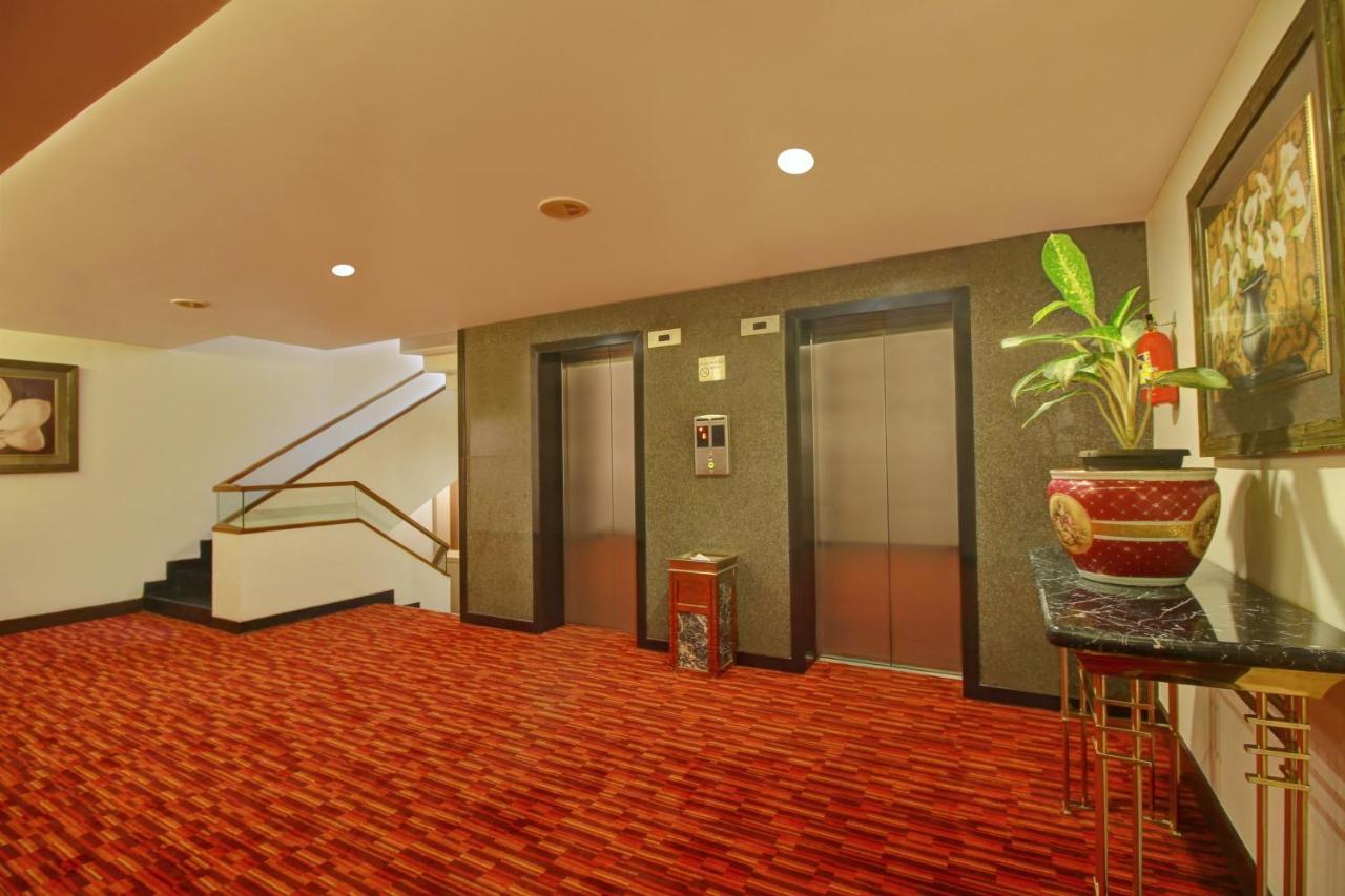 Monarch Luxur - Infantry Road Hotel Бангалор Екстериор снимка