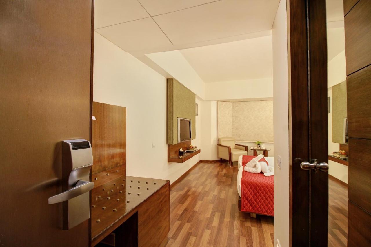 Monarch Luxur - Infantry Road Hotel Бангалор Екстериор снимка