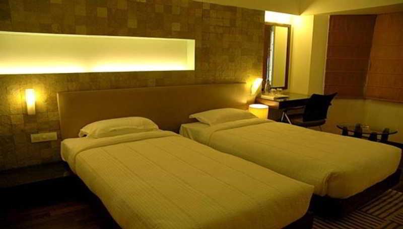 Monarch Luxur - Infantry Road Hotel Бангалор Екстериор снимка
