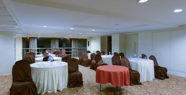 Monarch Luxur - Infantry Road Hotel Бангалор Екстериор снимка