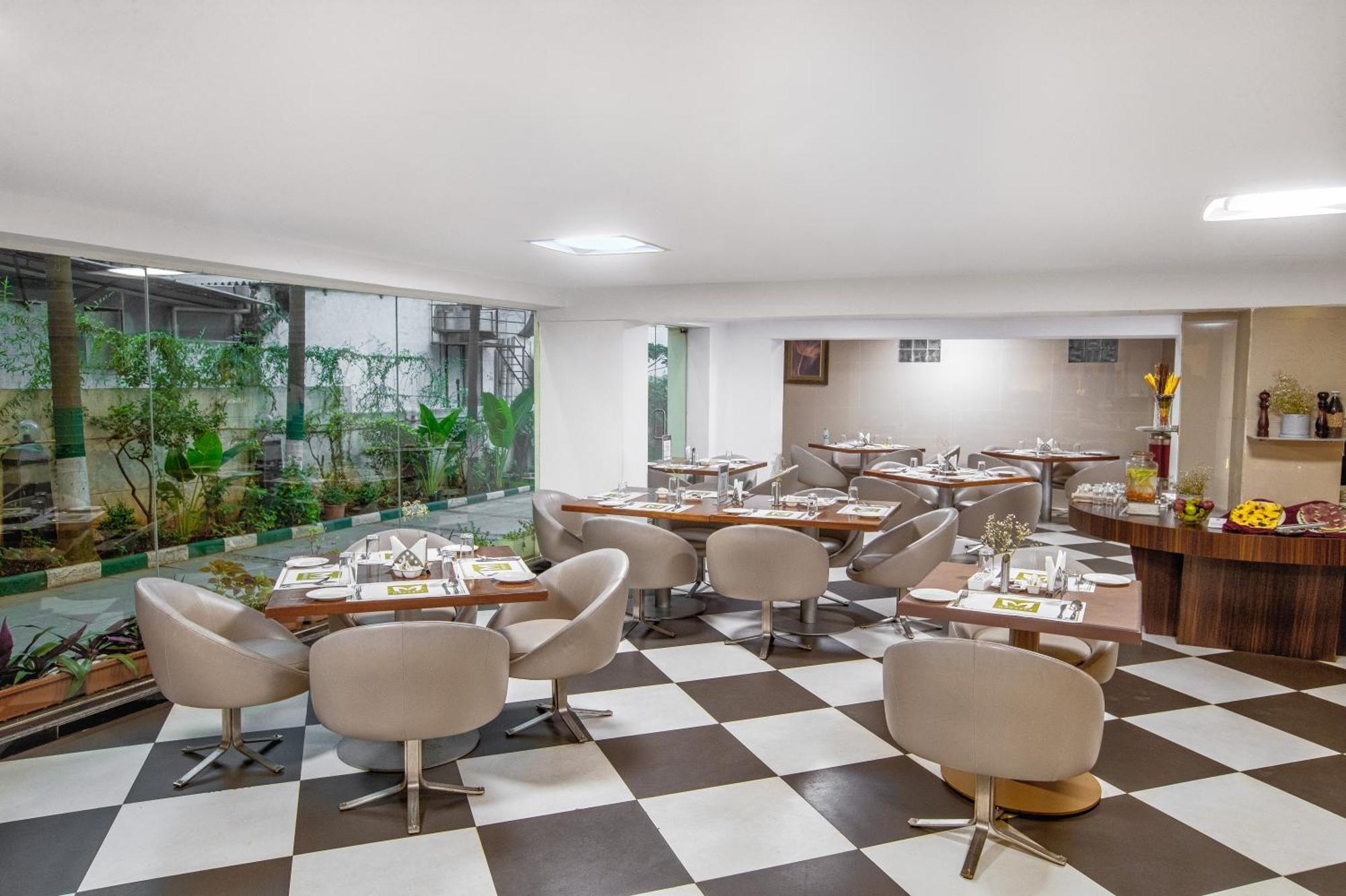 Monarch Luxur - Infantry Road Hotel Бангалор Екстериор снимка