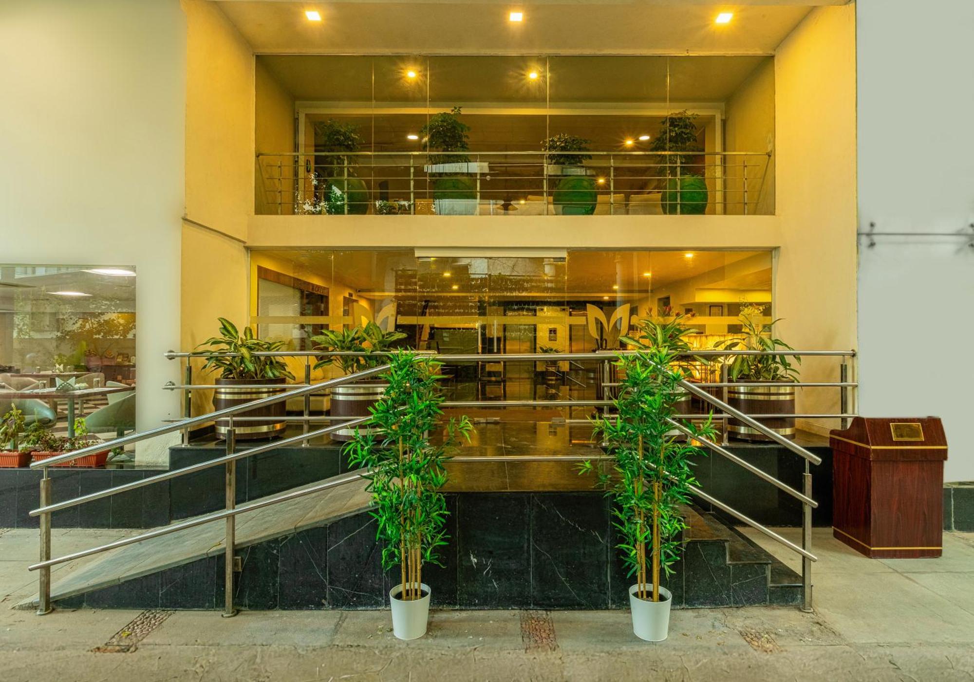Monarch Luxur - Infantry Road Hotel Бангалор Екстериор снимка