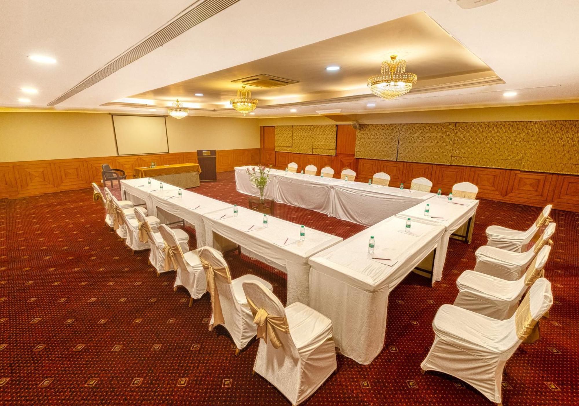 Monarch Luxur - Infantry Road Hotel Бангалор Екстериор снимка