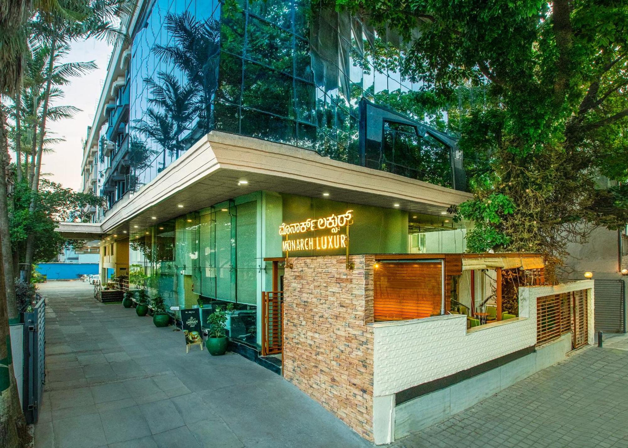 Monarch Luxur - Infantry Road Hotel Бангалор Екстериор снимка