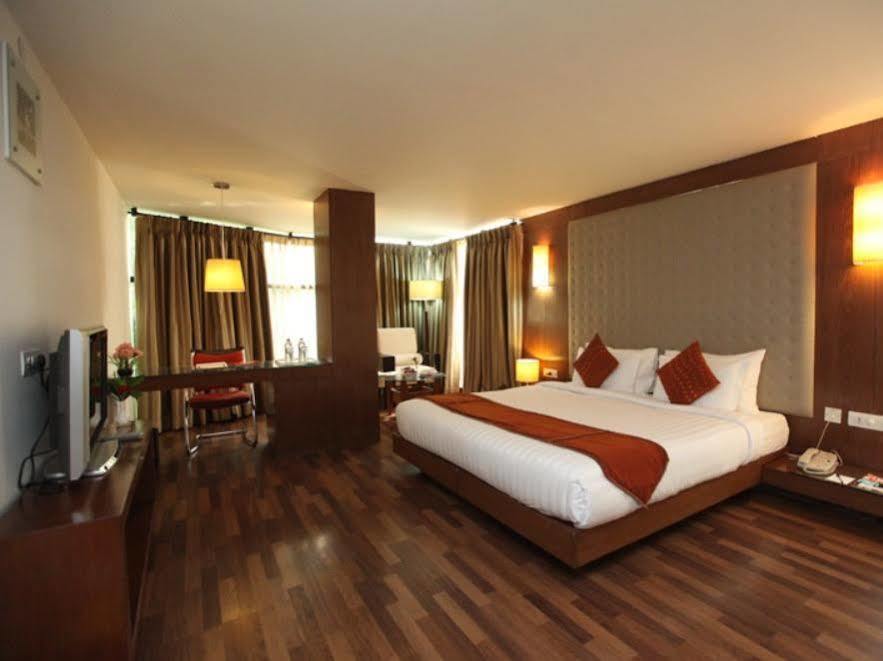 Monarch Luxur - Infantry Road Hotel Бангалор Екстериор снимка