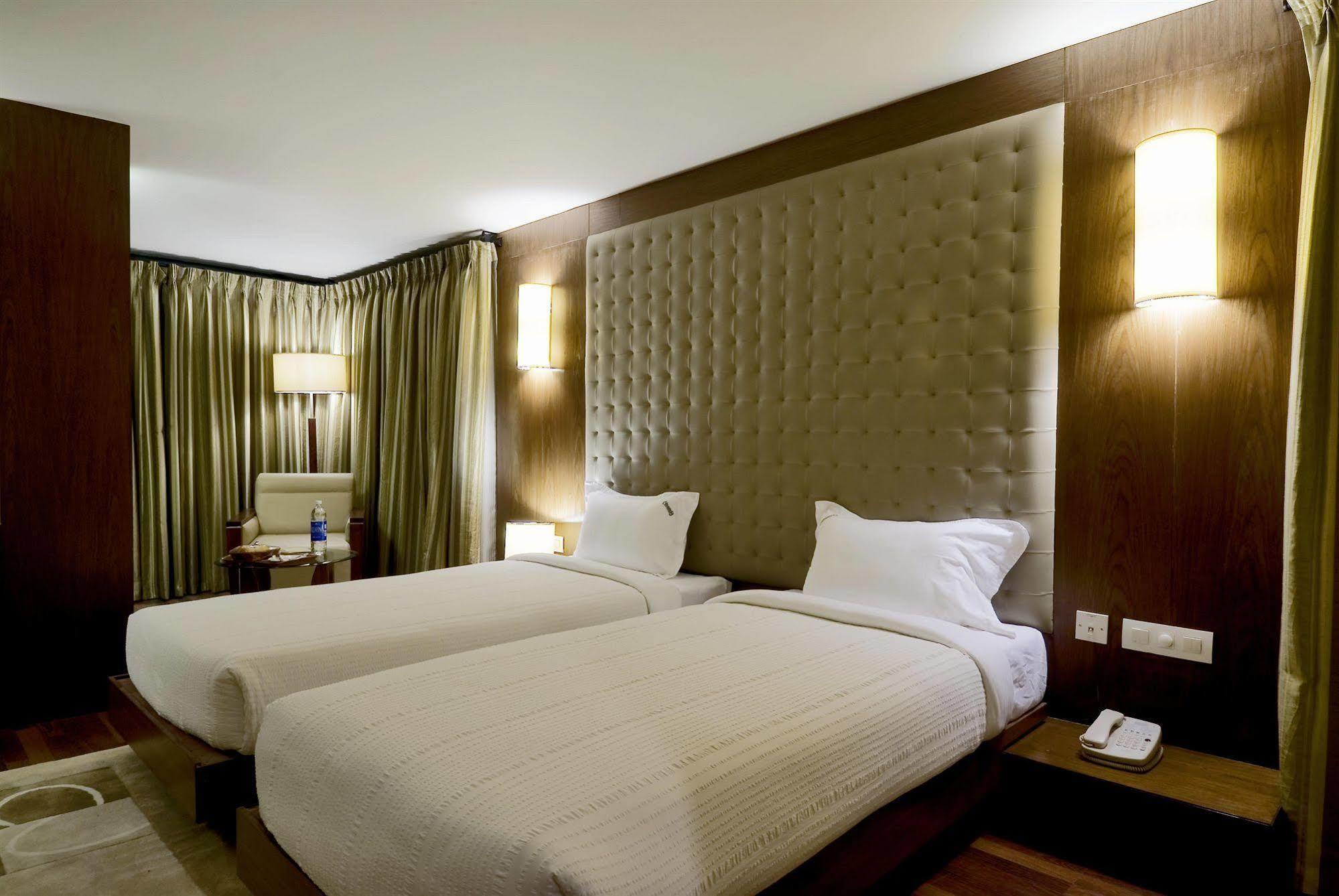 Monarch Luxur - Infantry Road Hotel Бангалор Стая снимка