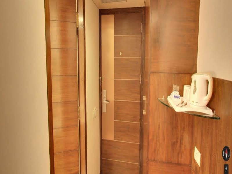 Monarch Luxur - Infantry Road Hotel Бангалор Екстериор снимка