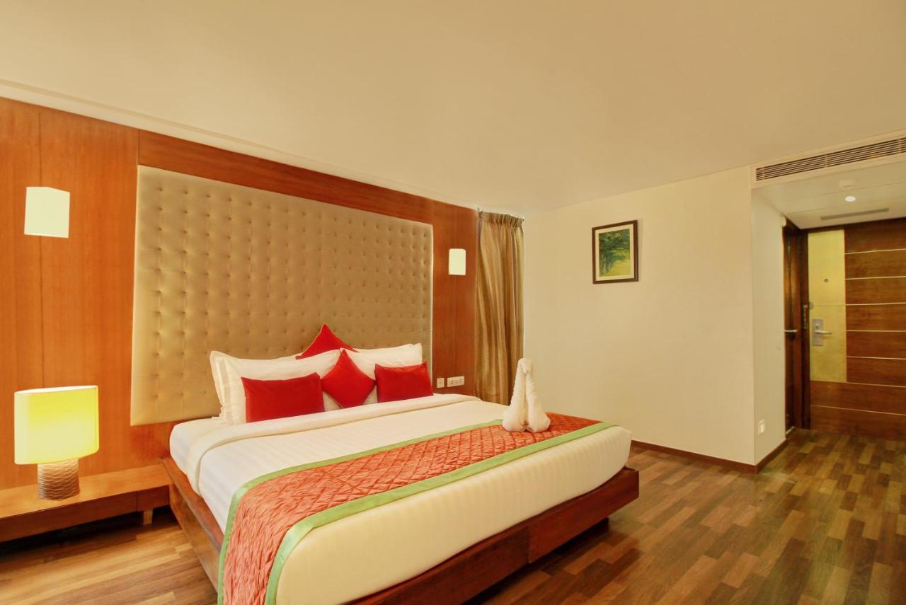 Monarch Luxur - Infantry Road Hotel Бангалор Екстериор снимка